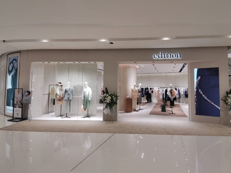 MO & CO store apperance