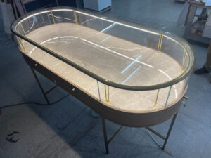 Curved Glass in Retail Displays: Pros and Challenges post banner