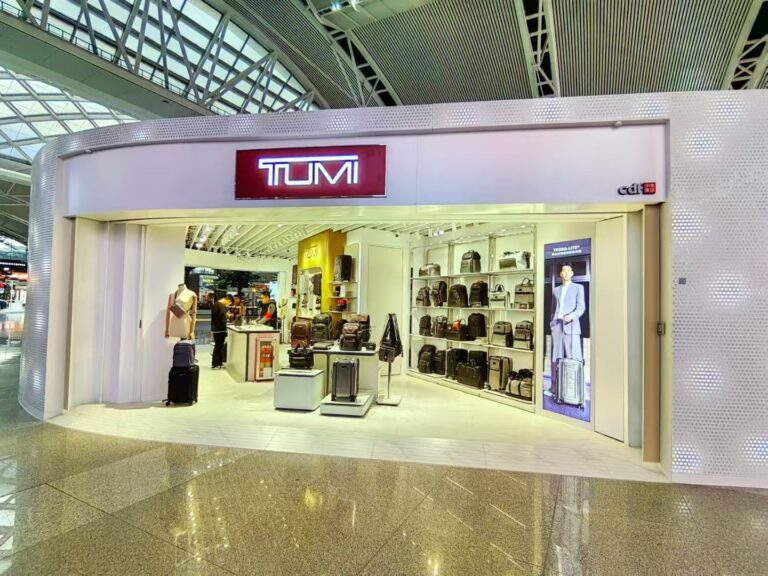 TUMI store appearence